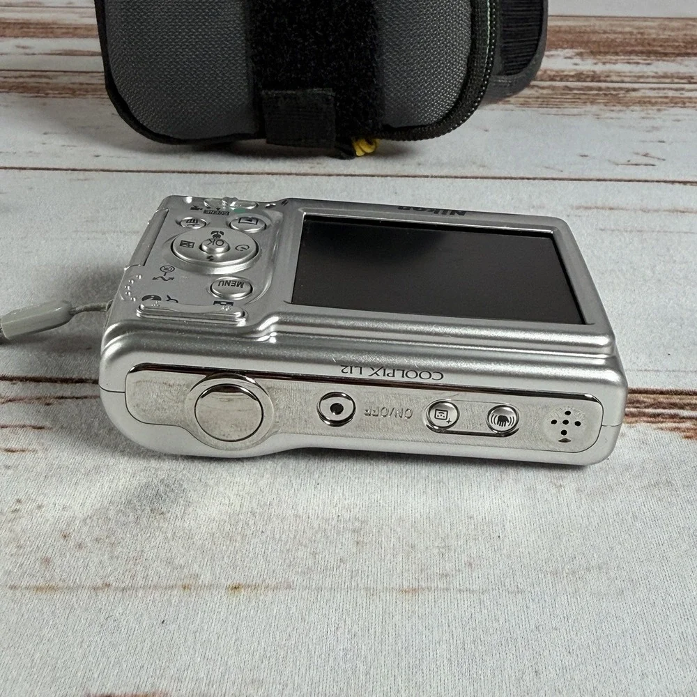 Nikon Coolpix L12 Digital Camera Silver Repairs Parts Frozen Lens As-Is Used